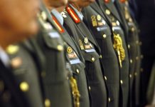 «Καμπάνες» στους στρατιώτες που έδιναν παραγγέλματα στα αλβανικά