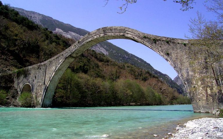 Το έργο για την αποκατάσταση του γεφυριού της Κόνιτσας και το αντιπαράδειγμα του γεφυριού της Πλάκας