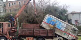 Απίθανο: ο Δήμος Κόνιτσας απομάκρυνε ως εγκαταλελειμμένο δικό του όχημα και το παρουσίασε σαν έργο!