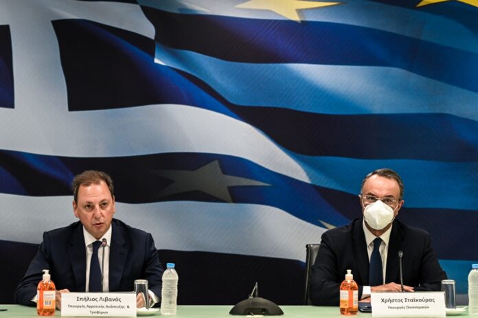 Δηλώσεις από τον Υπουργό Οικονομικών Χρήστο Σταϊκούρα και τον Υπουργό Αγροτικής Ανάπτυξης και Τροφίμων Σπήλιο Λιβανό σχετικά με την εξειδίκευση του μέτρου που ανακοίνωσε ο Πρωθυπουργός Κυριάκος Μητσοτάκης για την επιστροφή του Ειδικού Φόρου Κατανάλωσης στο αγροτικό πετρέλαιο, Παρασκευή 5 Νοεμβρίου 2021.(ΜΙΧΑΛΗΣ ΚΑΡΑΓΙΑΝΝΗΣ/EUROKINISSI)